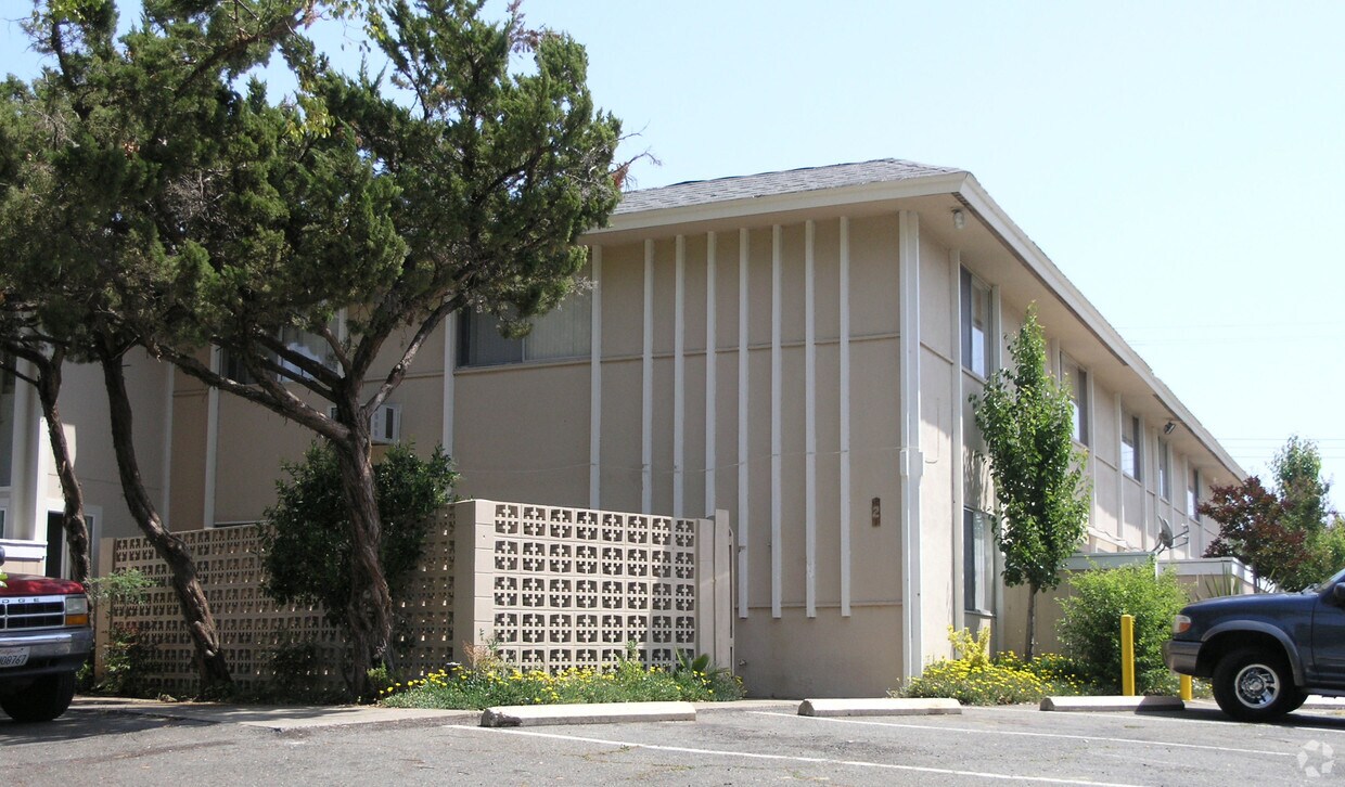 Building Photo - Rivers Bend Apartments