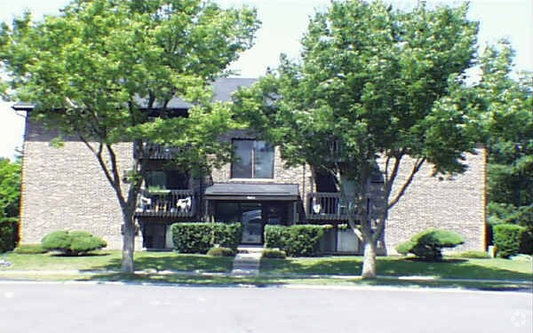 Building Photo - 8302-8358 Woodland Dr