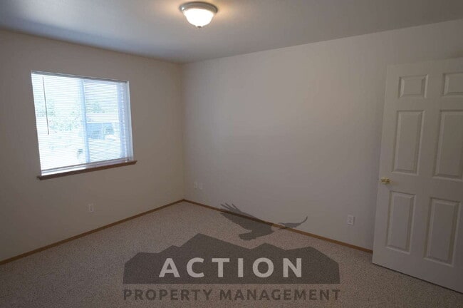 Building Photo - Super clean 2 bed 1 bath apartment in Port...