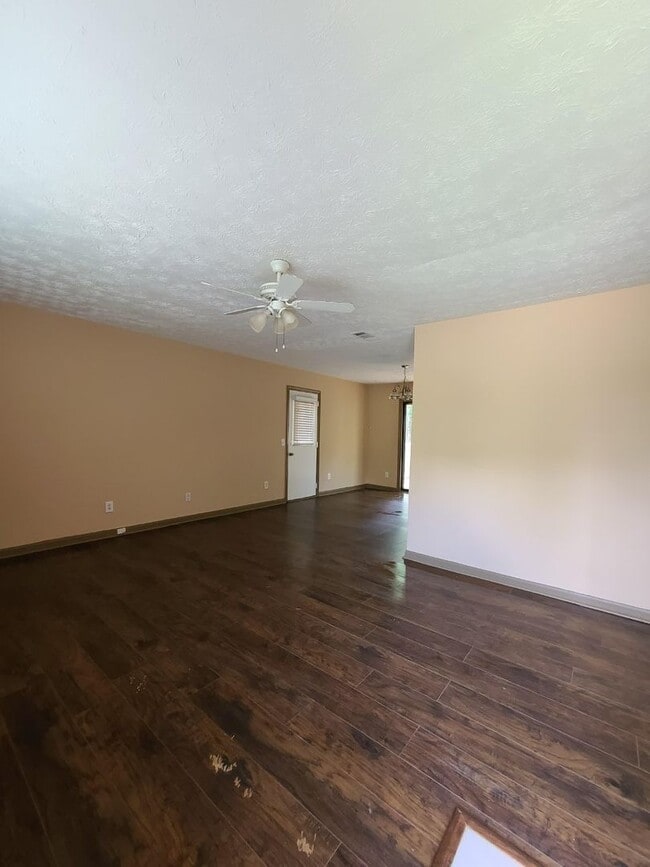 Foto del edificio - Conveniently Located 3 Bedroom 1 1/2 Bath ...