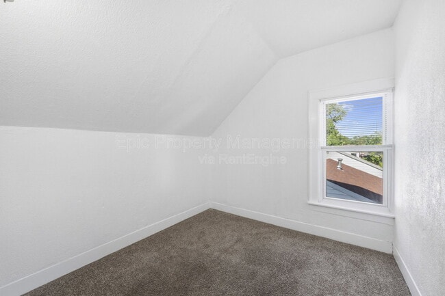 Building Photo - 1511 E Harry Ave