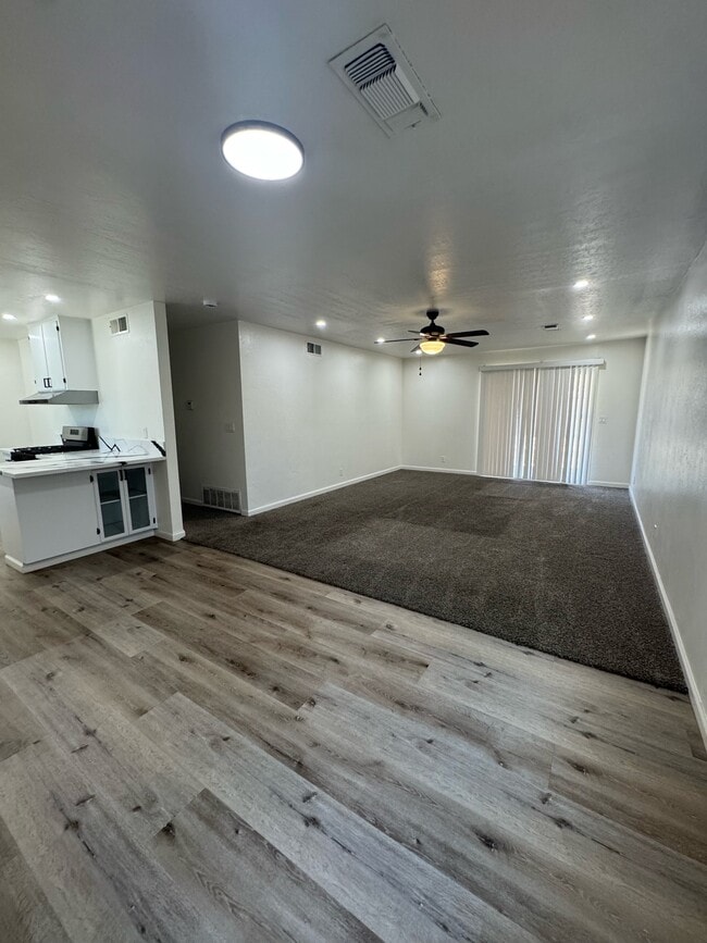 Building Photo - 1104 Lincolnwood Cir