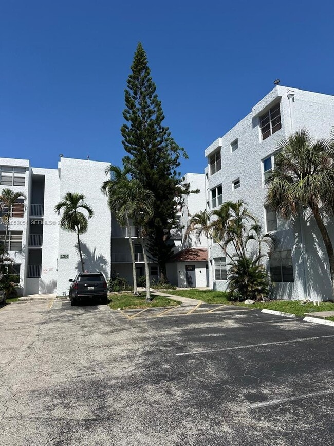 Building Photo - 9410 Live Oak Pl