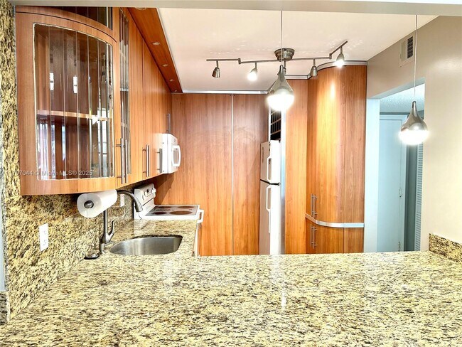 Building Photo - 1825 S Ocean Dr