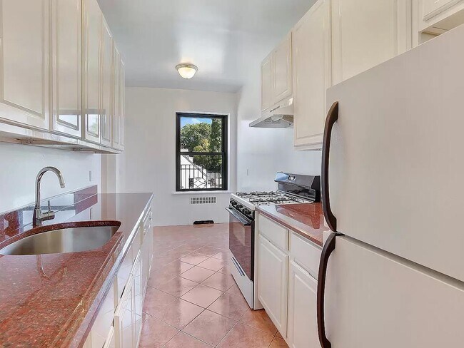 Foto del edificio - 76-66 Austin St