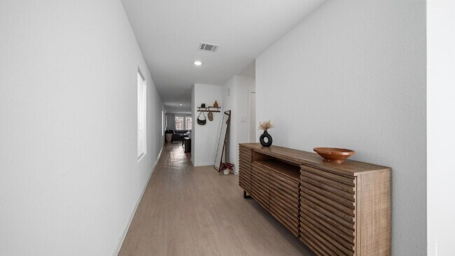Foto del edificio - Move-in ready 4-bedroom, 2-bath home in Meadow Park!