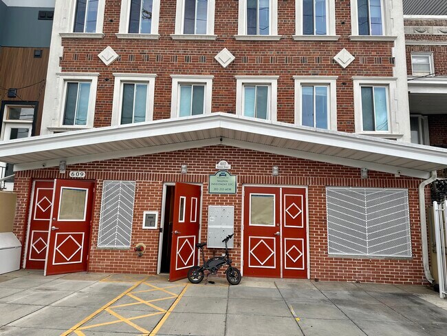 Front - 607 Kennedy St NW