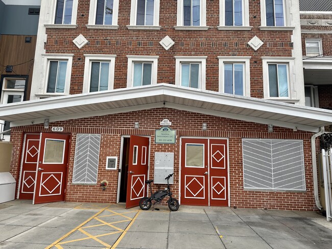 Front - 607 Kennedy St NW