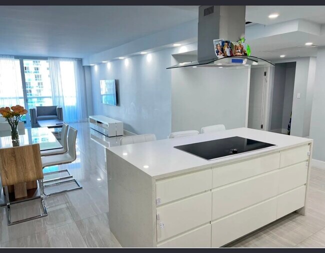 Foto del edificio - 19390 Collins Ave