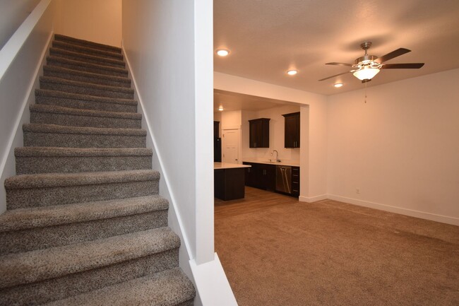 Foto del edificio - Beautiful 4 Bed Eagle Mountain Home, Near Parks & Paths!!