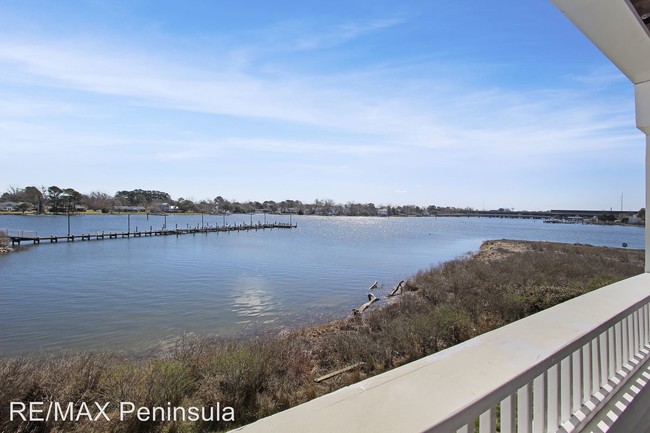 Building Photo - 215 Island Cove Ct