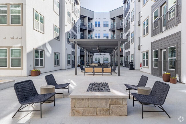 Trellis Courtyard - Matador