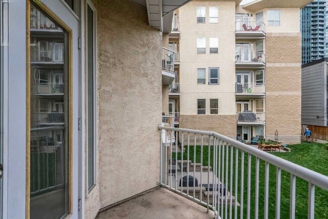 Building Photo - 1410 2 St SW