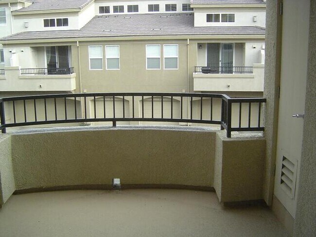 Foto del edificio - Gorgeous 2 Bed/2 Bath condo in Folsom