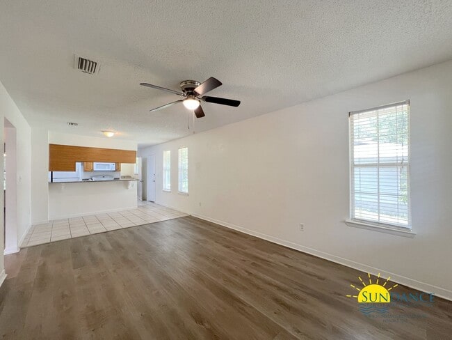 Building Photo - Inviting 2 Bedroom Duplex in Crestview!