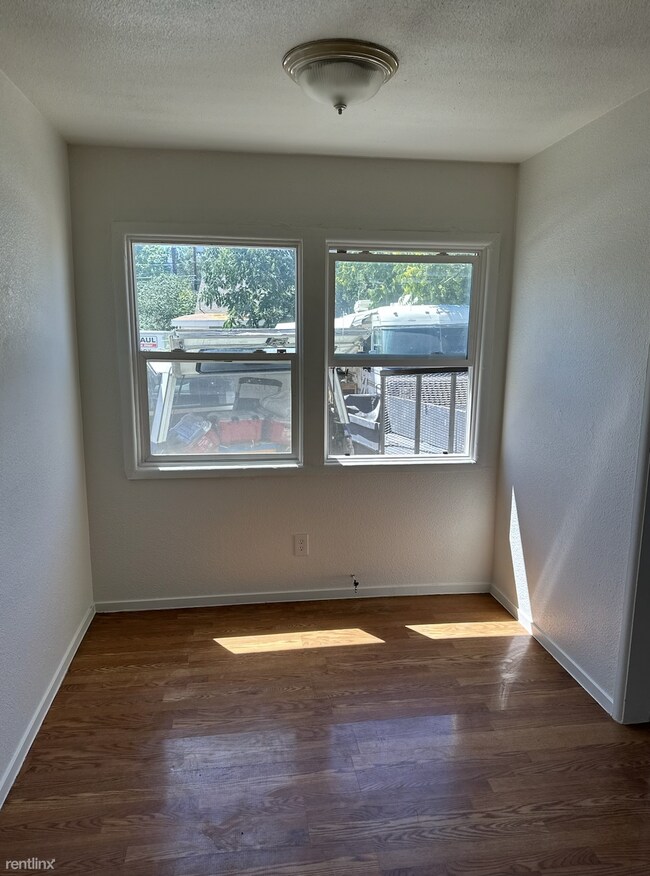Foto del edificio - 1 br, 1 bath Triplex - 358 Gould Street 358