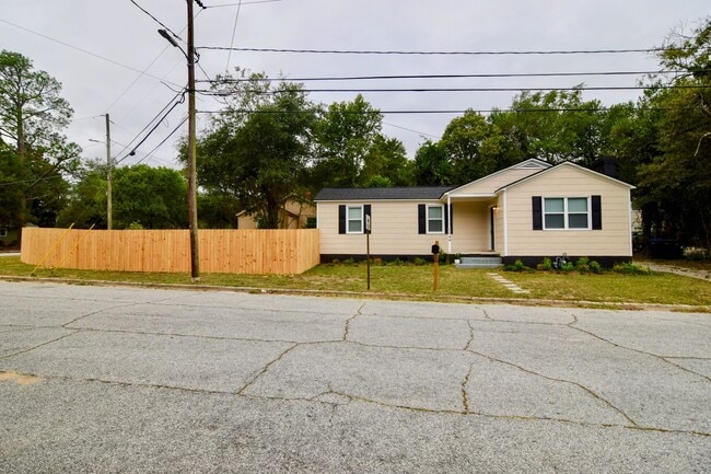 Foto del edificio - $995 - Updated 3 bed/2 bath house for rent off Wrightsboro Road, with fenced-in yard!