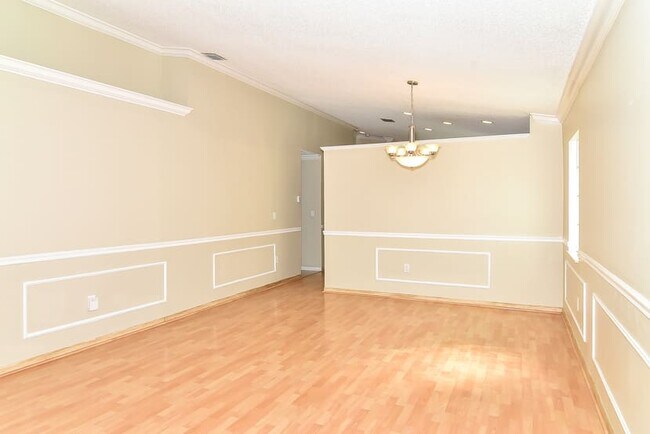 Building Photo - 241 SW 203rd Ave