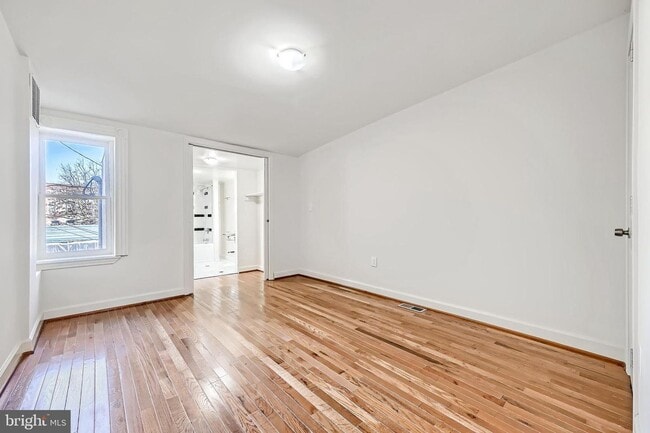 Foto del edificio - TWO BEDROOM TWO BATHROOM TOWNHOUSE AVAILABLE FOR SEPT 1ST MOVE-IN!!!!
