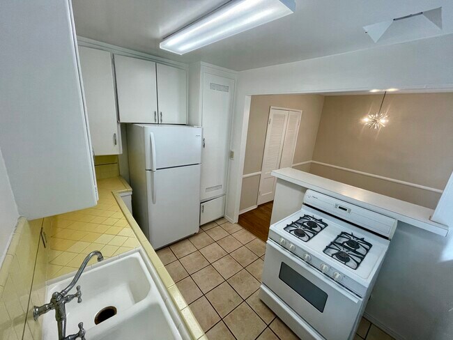 Kitchen - 7113 Kittyhawk Ave