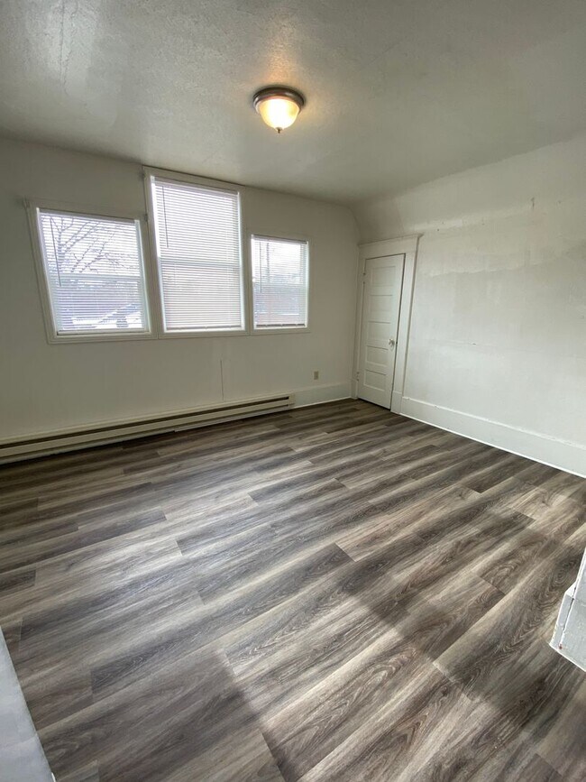 Building Photo - 618 W Clark