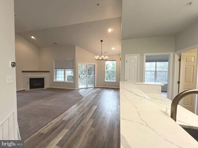 Building Photo - Gorgeous 2bd 2bth updated penthouse condo ...