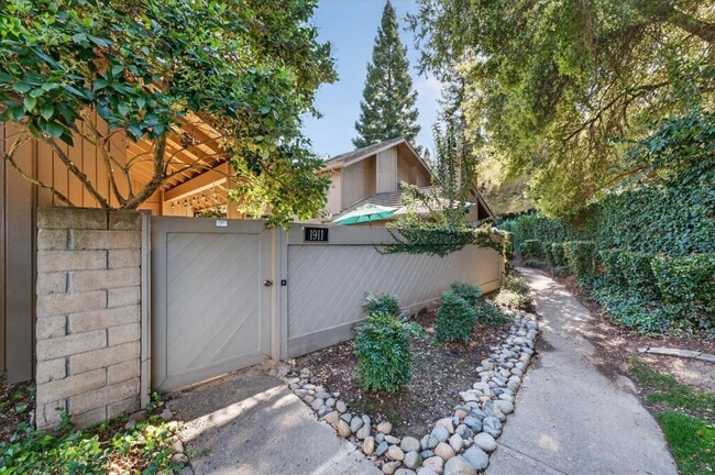 Building Photo - Gold River 2 Bedroom / Den, 2 Bathroom 1,600 Sqft. with Pool and Clubhouse For Lease.