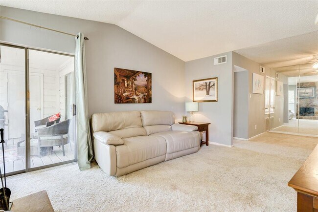 Building Photo - 17331 Red Oak Dr