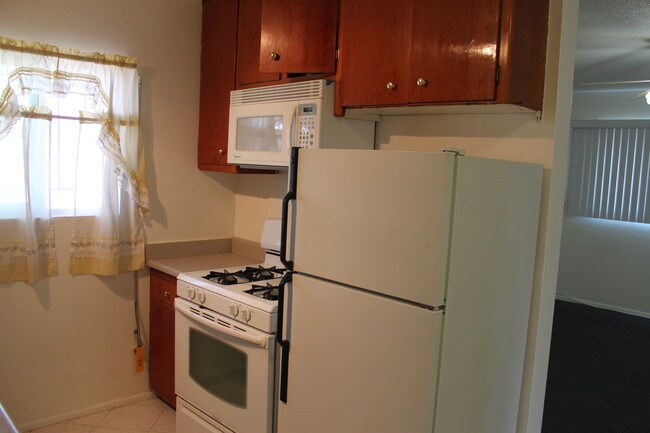 Building Photo - 3319 Livonia Ave