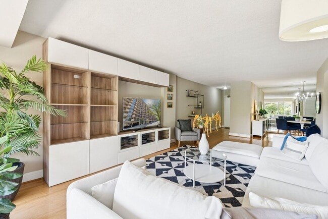 Building Photo - Incredible 2-Bedroom & 2-Bathroom in Pentagon City!