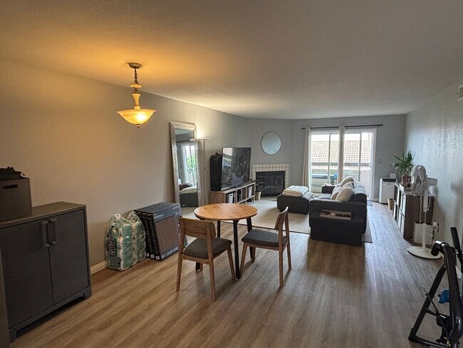 Foto del edificio - Two-bedroom two bath condo with panoramic views of Mission Valley! Move-in Special!