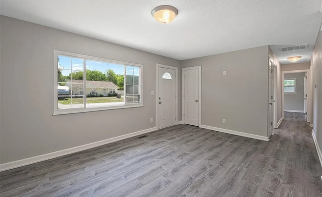 Building Photo - 4 bedroom 2 bathroom located in Champaign- Available August!