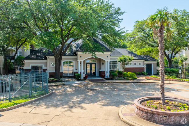 Lobby - LaCrosse Apartments and Carriage Homes