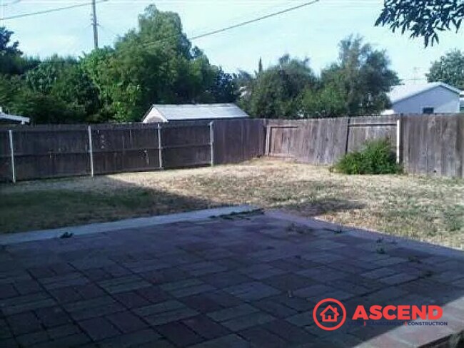 Foto del edificio - Charming 3 Bed, 1 Bath Home with Garage in Bakersfield