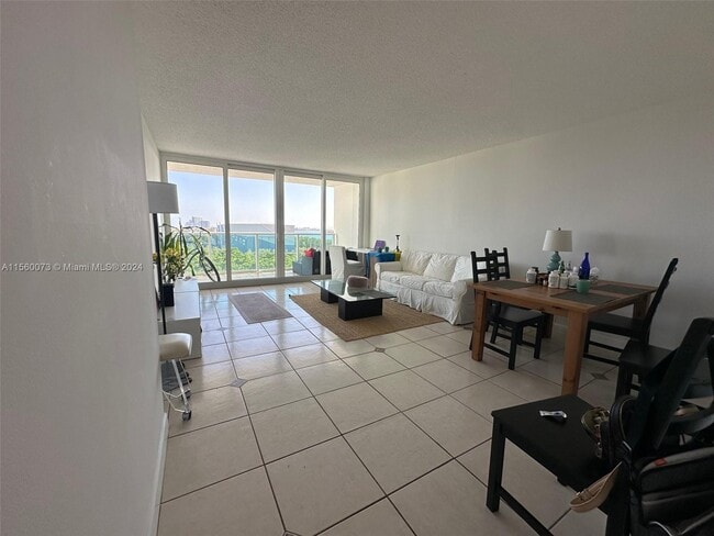 Building Photo - 100 Bayview Dr
