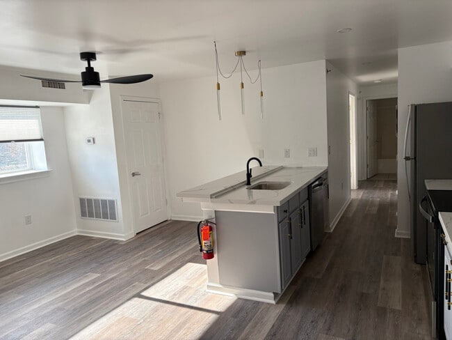 Building Photo - 150 N Main St