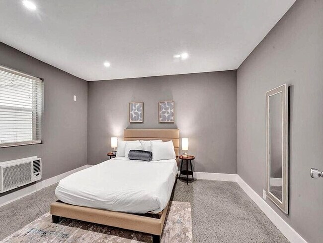 Foto del edificio - 906 N Riverside Dr
