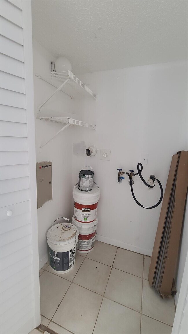 Foto del edificio - 3262 NW 104th Ave