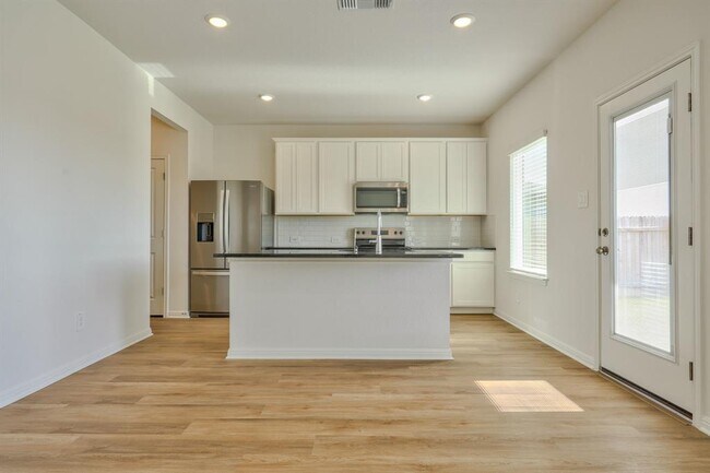 Foto del edificio - 129 Honey Bee Rd