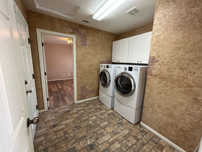 Building Photo - Beautiful 3 bedroom 2 bath home on large c...