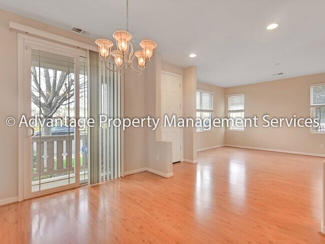 Building Photo - 4 bed/3.5 bath 2,454 sq ft Home in Desirab...