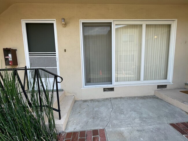 Camino de entrada - 14333 Albers St