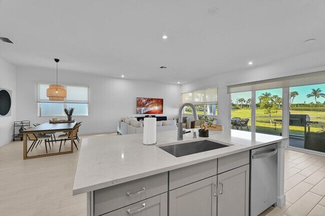 Building Photo - 14185 SW Daphne St