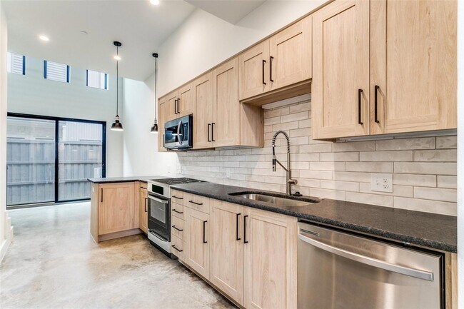Foto del edificio - 2702 N Carroll Ave