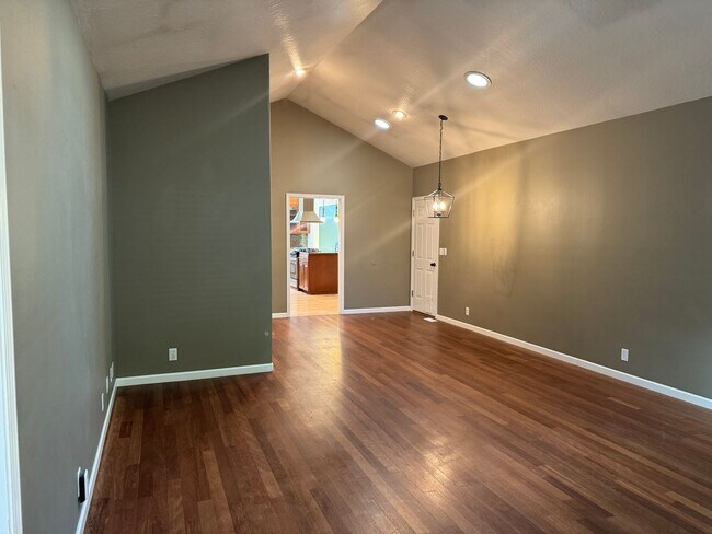 Building Photo - Beautiful 3 bedroom 2-bathroom house in a ...
