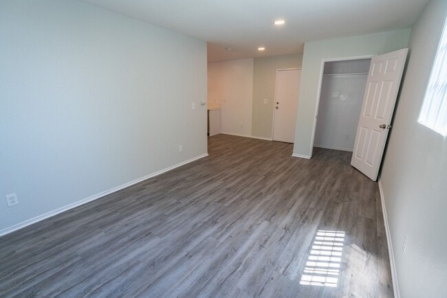 Interior Photo - 226 South Serrano