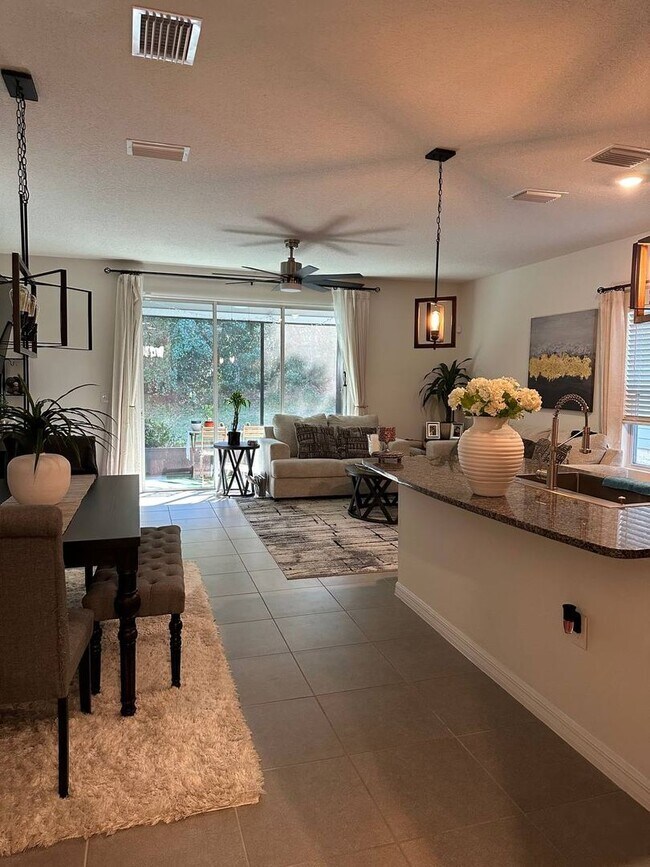 Foto del edificio - Gorgeous 3/2.5 townhouse with Garage