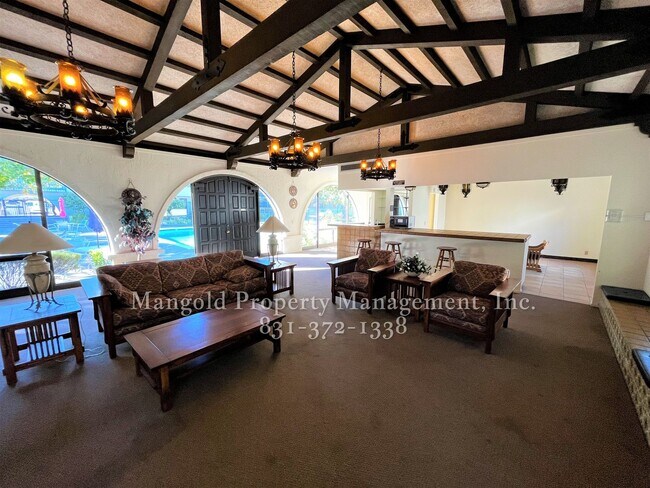 Foto del edificio - Spacious One Bedroom Upstairs Condo Located At Ocean Forest Condominiums - ALL UTILITIES INCLUDED...