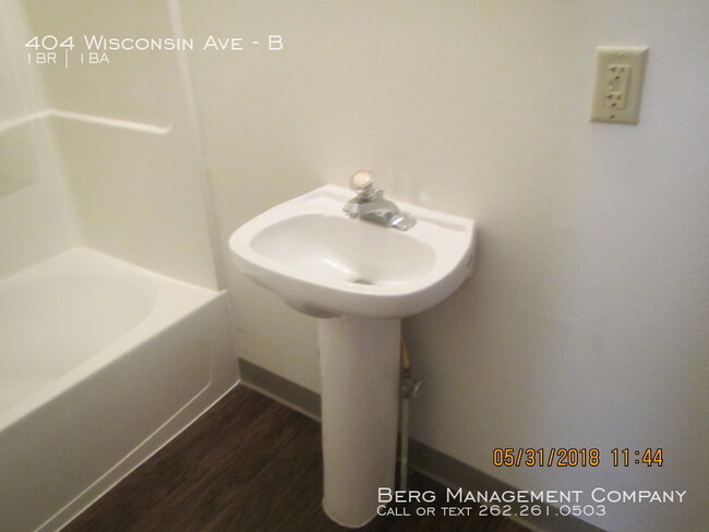 Building Photo - One Bedroom One Bath Private Entrance