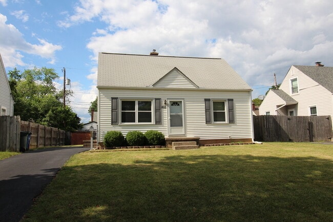 Building Photo - 882 E Longview Ave